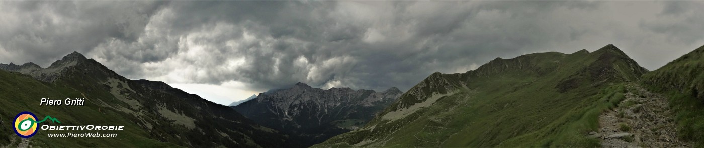 83 Al Passo di Tartano cielo minaccioso anche  verso San Simone .jpg